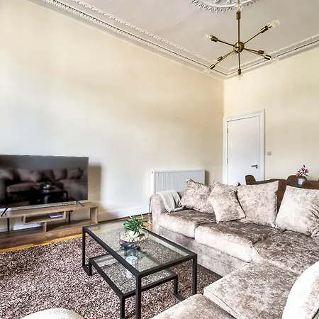 Stunning 5 Bedroom Apt, Close To Centre, Sec, Hydro And Motorway Apartment