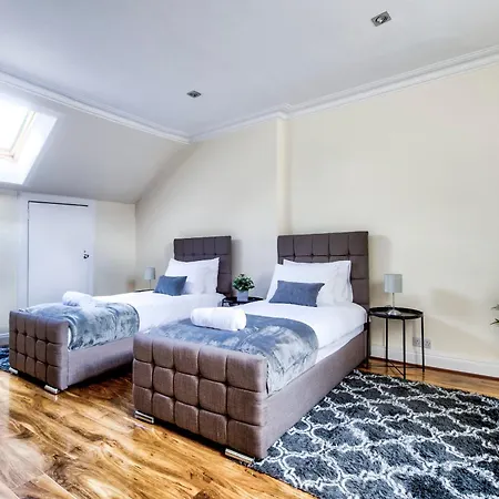 Stunning 5 Bedroom Apt, Close To Centre, Sec, Hydro And Motorway