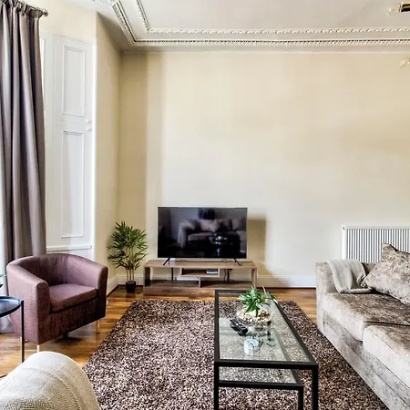 Stunning 5 Bedroom Apt, Close To Centre, Sec, Hydro And Motorway *