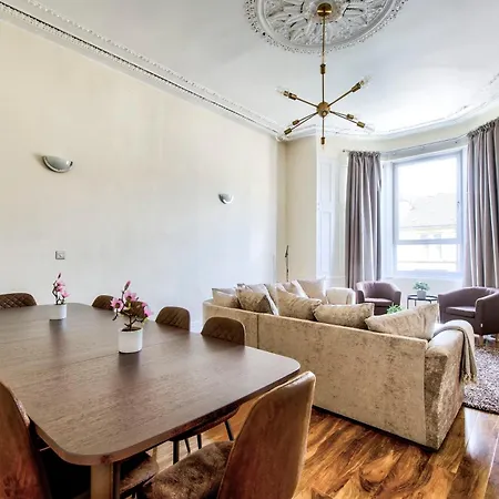 Stunning 5 Bedroom Apt, Close To Centre, Sec, Hydro And Motorway Apartment *