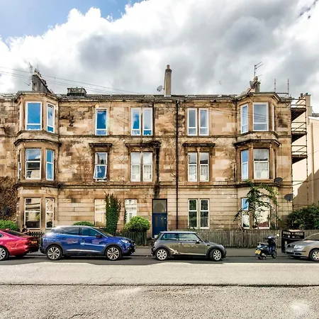 Stunning 5 Bedroom Apt, Close To Centre, Sec, Hydro And Motorway Apartment