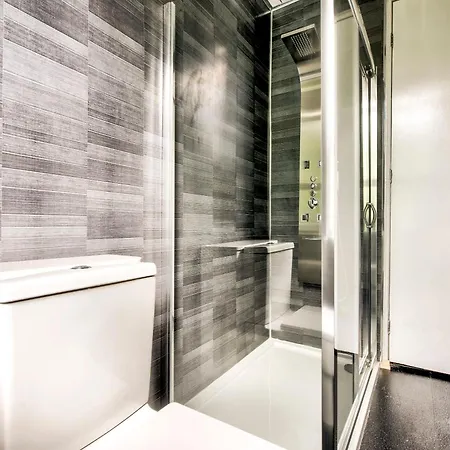 Apartment Stunning 5 Bedroom Apt, Close To Centre, Sec, Hydro And Motorway *