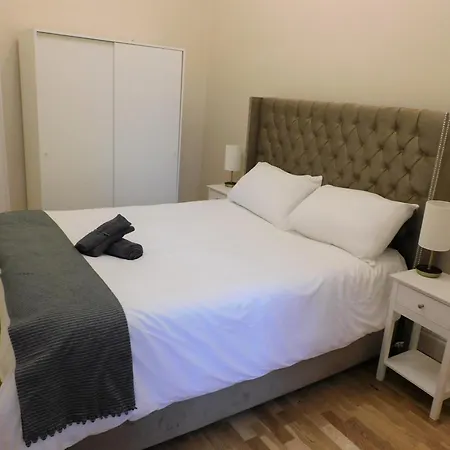 Beautiful 3 Bed In The Centre Apartment