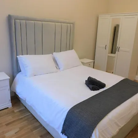Beautiful 3 Bed In The Centre Apartment