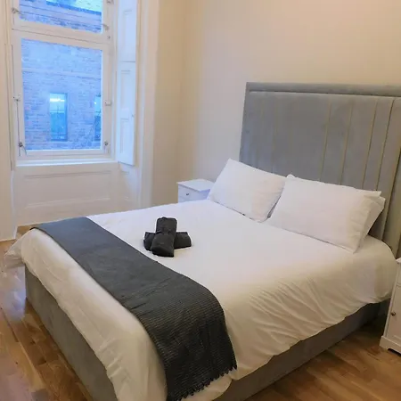 Beautiful 3 Bed In The Centre Apartment *