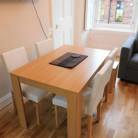 Beautiful 3 Bed In The Centre Apartment *