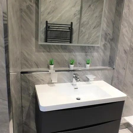 Beautiful & Spacious 2 Bed In West End Apartment Glasgow