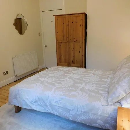 Апартаменты Beautiful & Spacious 2 Bed In West End