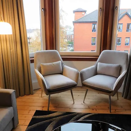 Beautiful & Spacious 2 Bed In West End