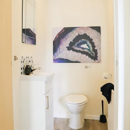 Number1townhouse With Private Balcony & Parking Glasgow