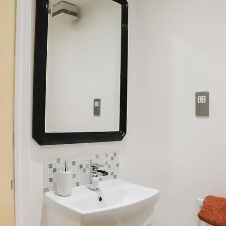 Number1townhouse With Private Balcony & Parking Apartment
