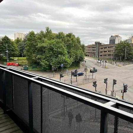 Spacious Queen Bed Centre Penthouse With Balcony - Homeshare - Live In Host Homestay Glasgow