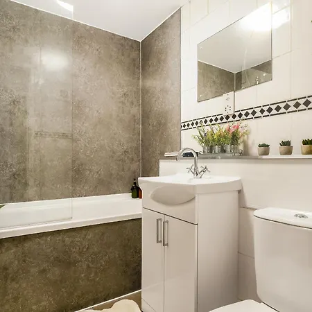 Spacious 2-bedroom Main Door With Private Parking Glasgow