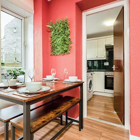 Spacious 2-bedroom Main Door With Private Parking Appartement *