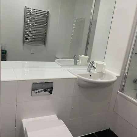 Spacious Flat Next To Station Glasgow