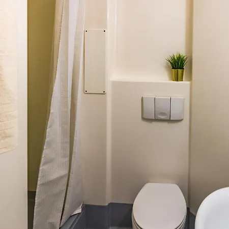 Modern Stylish Ensuite At Student Roost Buchanan View In For Students Only דירה