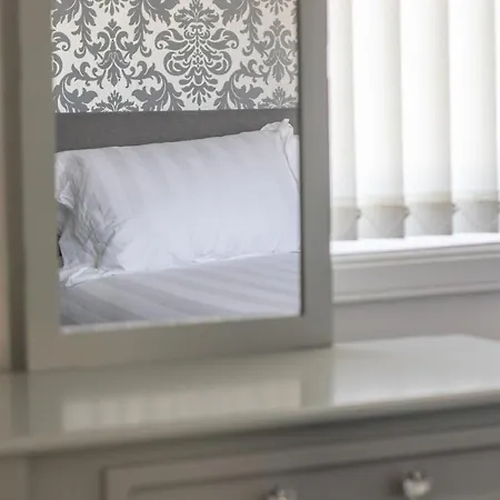 Kirkwood House 2 Bedroom House In Coatbridge *