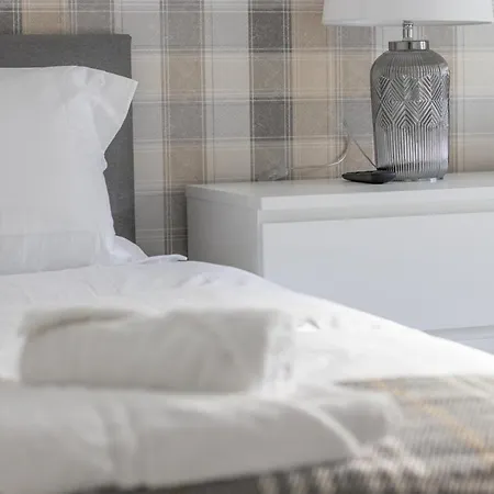 Kirkwood House 2 Bedroom House In Coatbridge Holiday home