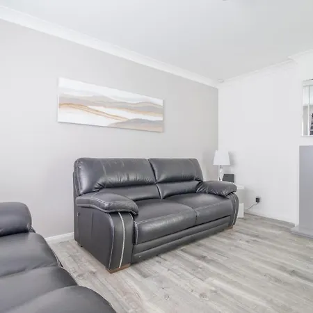 Kirkwood House 2 Bedroom House In Coatbridge Holiday home *