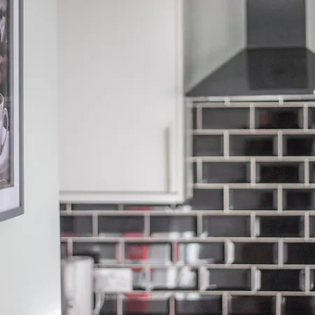 Kirkwood House 2 Bedroom House In Coatbridge *