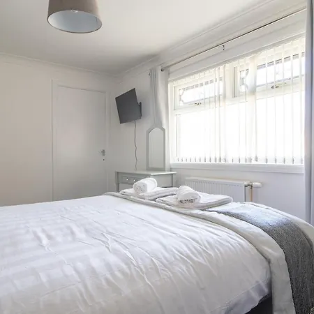 Kirkwood House 2 Bedroom House In Coatbridge