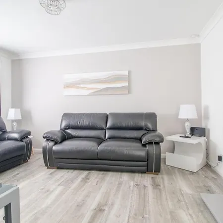 Kirkwood House 2 Bedroom House In Coatbridge Holiday home *