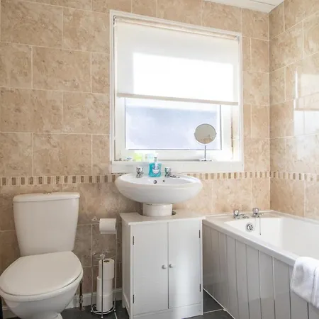 Kirkwood House 2 Bedroom House In Coatbridge *