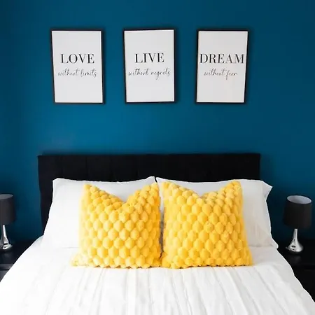 Stylish House With Private Parking