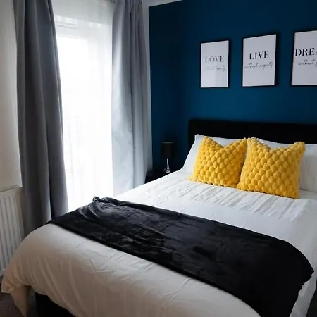 Stylish House With Private Parking Glasgow