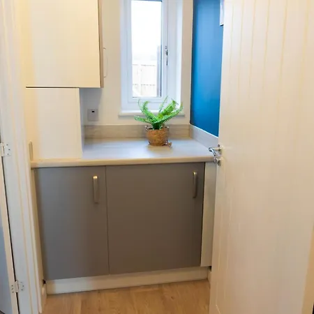 Stylish House With Private Parking *