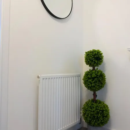 Stylish House With Private Parking Glasgow