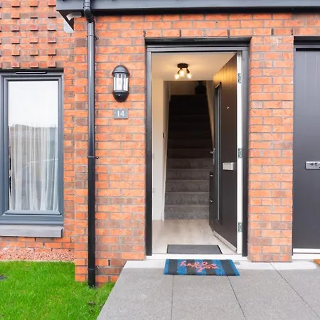 Stylish House With Private Parking