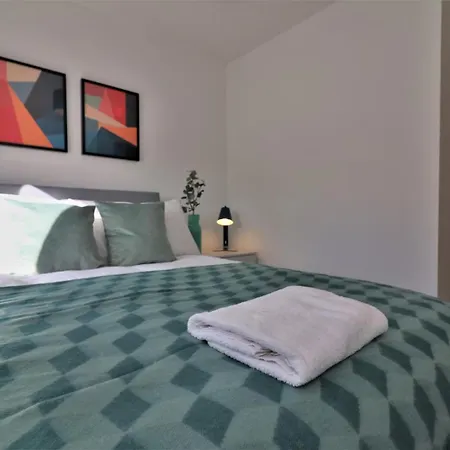 Signature - Great Western View Holiday home Glasgow
