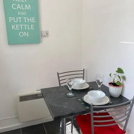 Apartment Comfy 1 Bedroom Flat With Free Parking