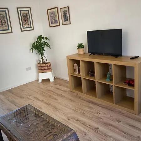 Comfy 1 Bedroom Flat With Free Parking *