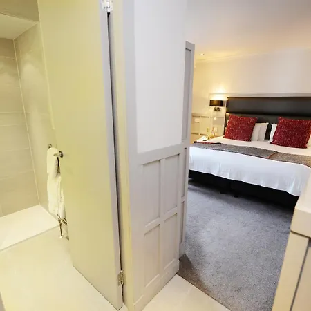 Glynhill & Near Airport Hotel