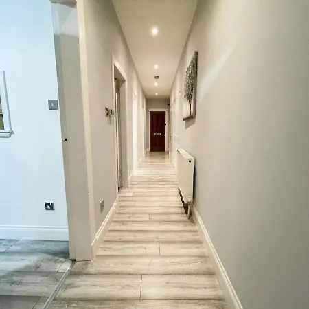 Recently Refurbished Two Bedroom Apartment, Location! Apartment