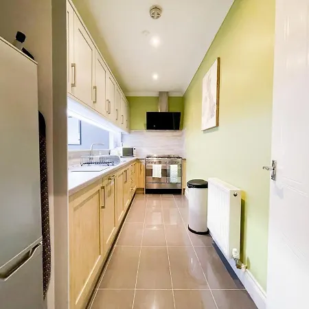 דירה Recently Refurbished Two Bedroom Apartment, Location! גלאזגו