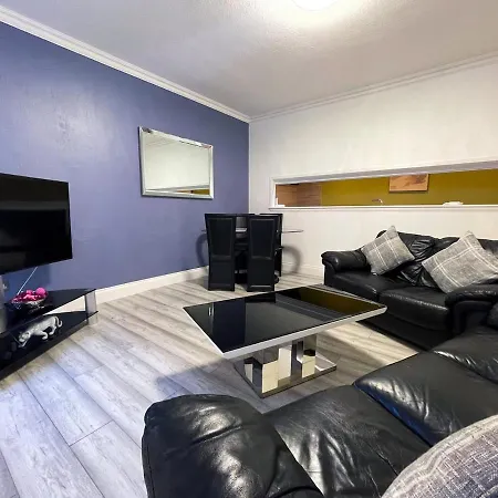 Recently Refurbished Two Bedroom Apartment, Location! Apartamento Glasgow