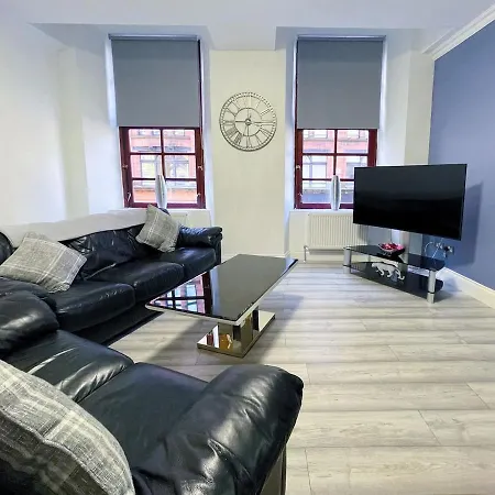 Apartment Recently Refurbished Two Bedroom Apartment, Location! Glasgow