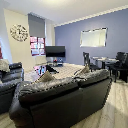 Recently Refurbished Two Bedroom Apartment, Location! * גלאזגו