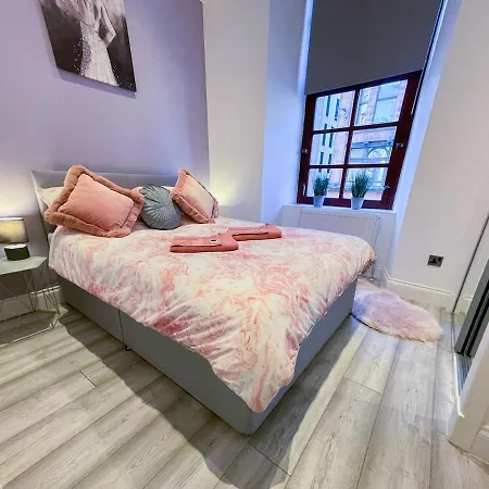 Recently Refurbished Two Bedroom Apartment, Location! Apartment