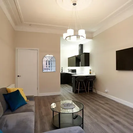 Lovely, Recently Refurbished Two Bedroom Apartment