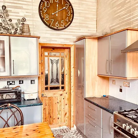 Hotel Pass The Keys Traditional 5 Bed Bellahouston Sleeps 10 3*