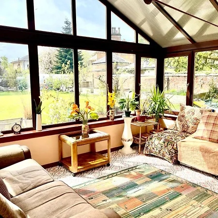 Pass The Keys Traditional 5 Bed Bellahouston Sleeps 10 3* Glasgow