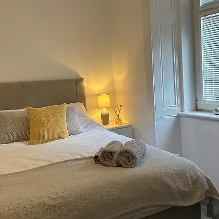 Trendy West End Apartment, Apartment