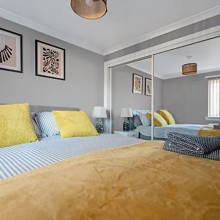 Stylish 2-bed House Private Driveway Apartament Glasgow