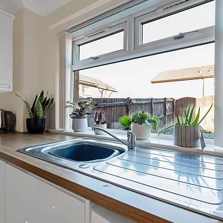 Stylish 2-bed House Private Driveway Glasgow