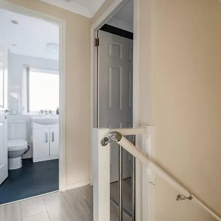 Stylish 2-bed House Private Driveway *