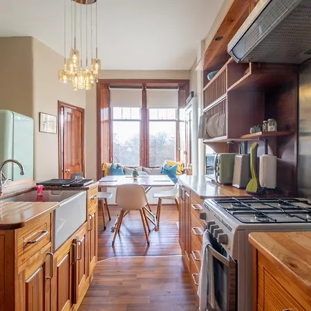 Pass The Keys Beautiful, Traditional 2 Bed Flat W Free Parking * Glasgow
